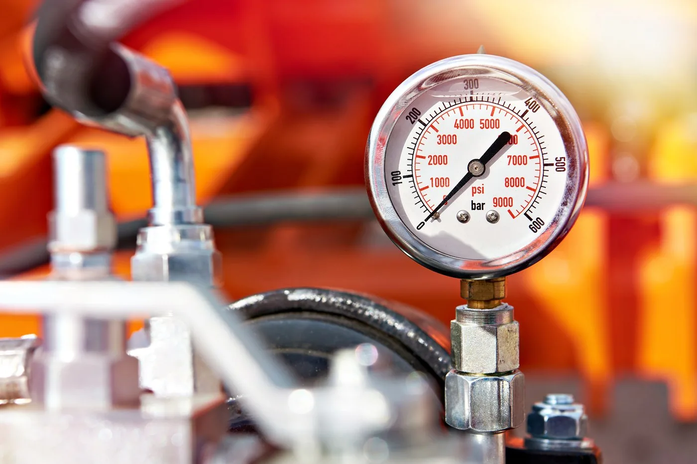 Hydraulic pressure gauge showing 600 bar scale on test bench equipment